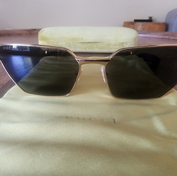 NEW - Gucci Geometric Logo Sunglasses main image 12